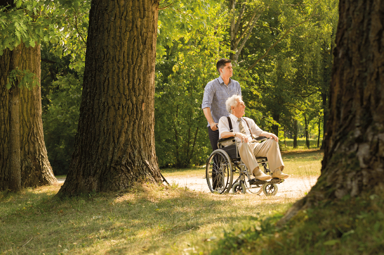 Mann mit Betreuer im Wald - Herbstfarben