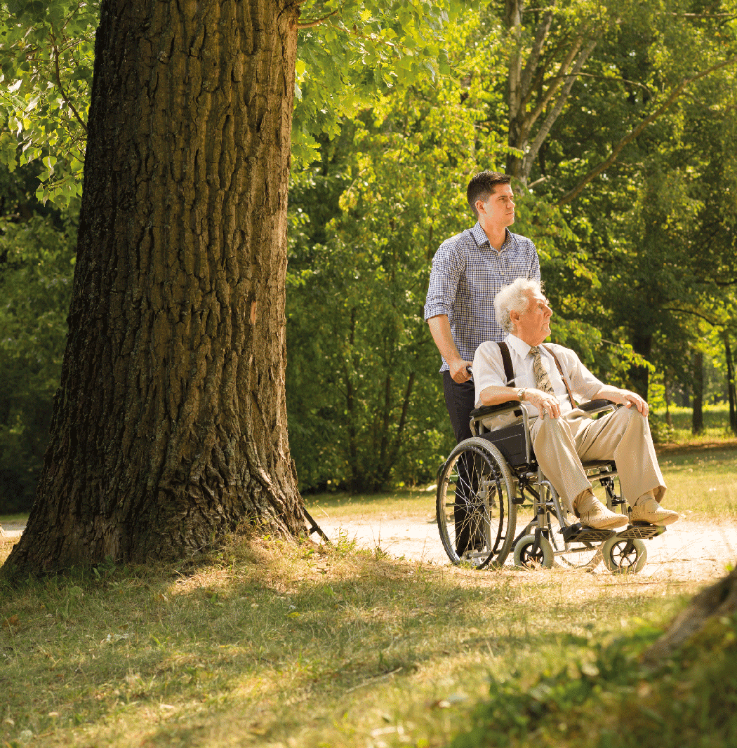 Mann mit Betreuer im Wald - Herbstfarben